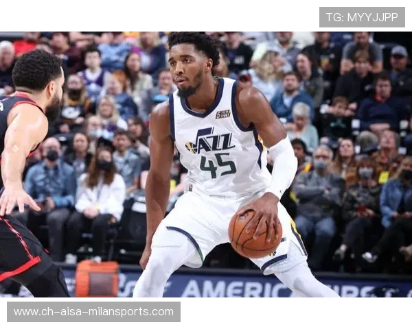 米切尔外线三分稳稳命中，爵士完成逆转