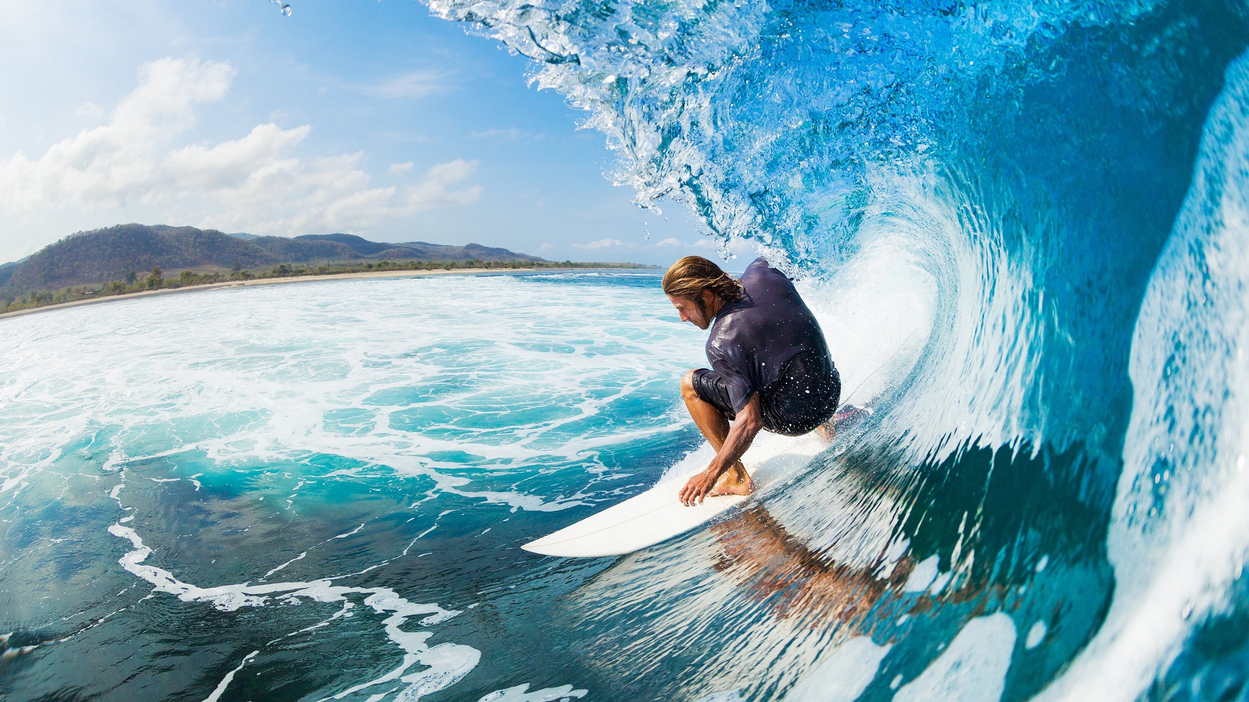 “高新体育中心:沙滩排球赛事燃起热潮,选手拼劲力”