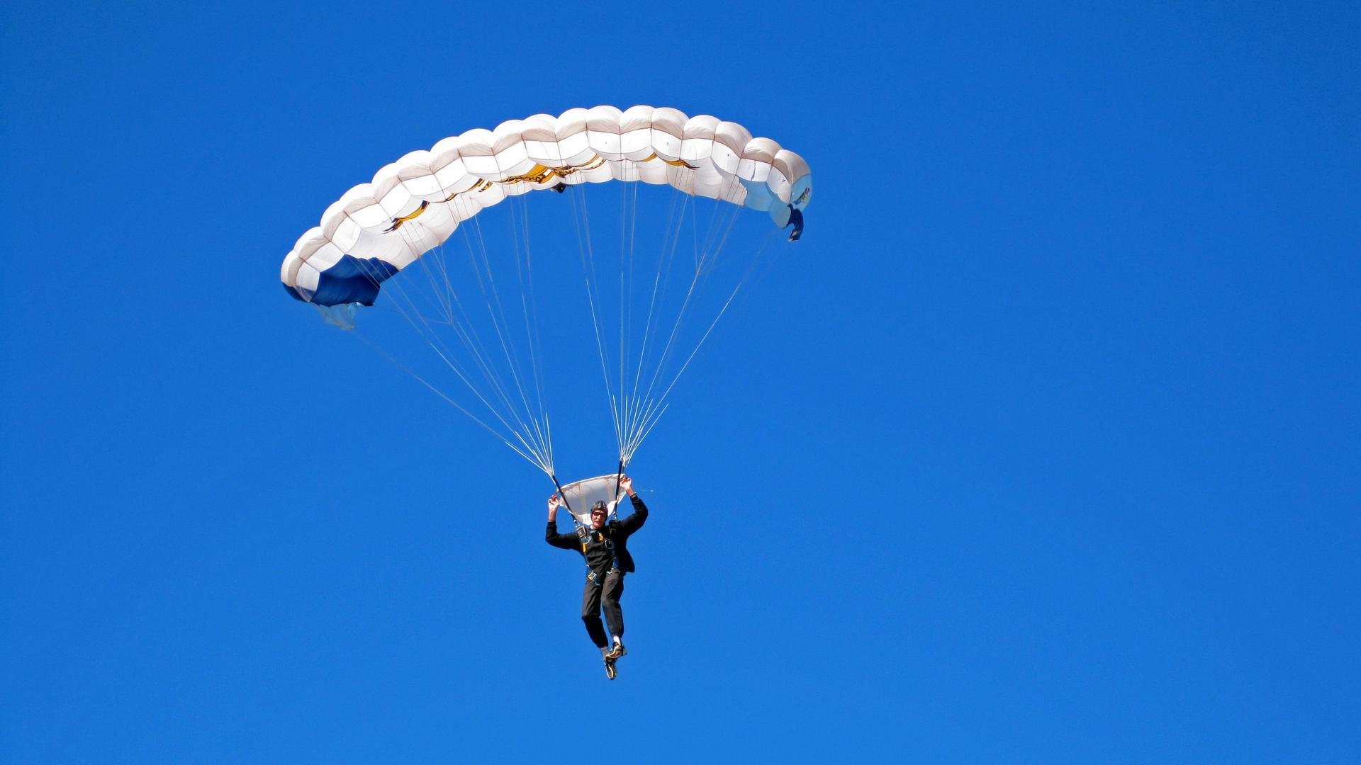全国青少年花样滑冰邀请赛在哈尔滨举行，世界青少年花样滑冰锦标赛几年一次
