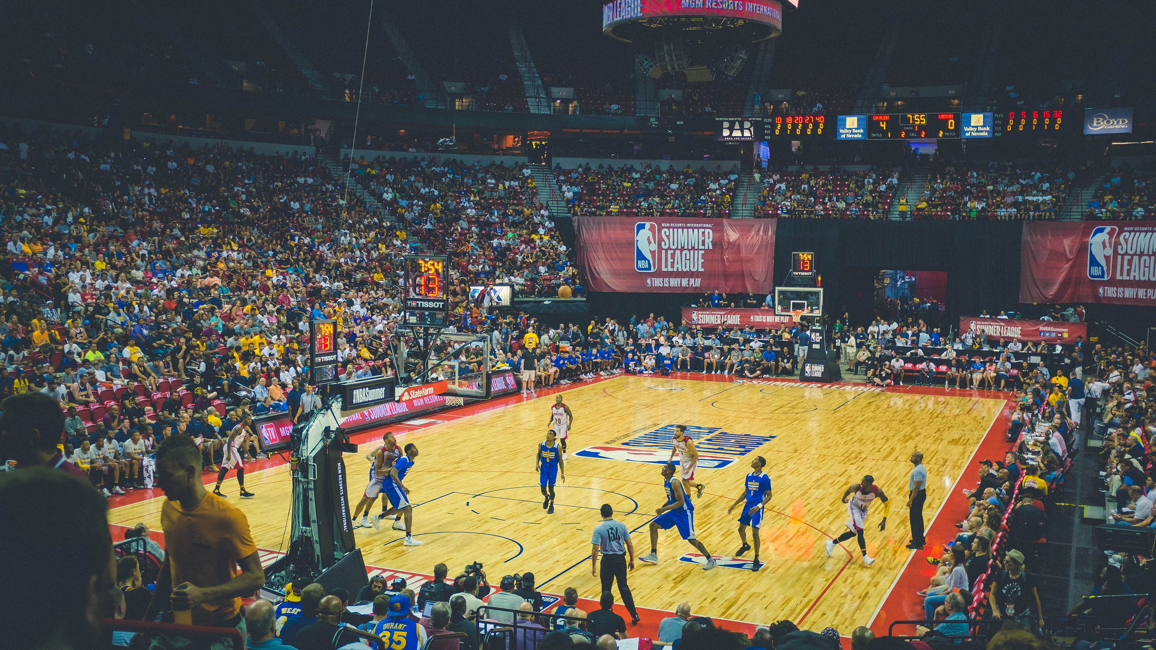 快速逼抢制造空档引爆进攻端